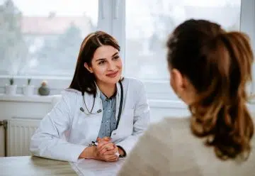 Une ORL en pleine discussion avec sa patiente